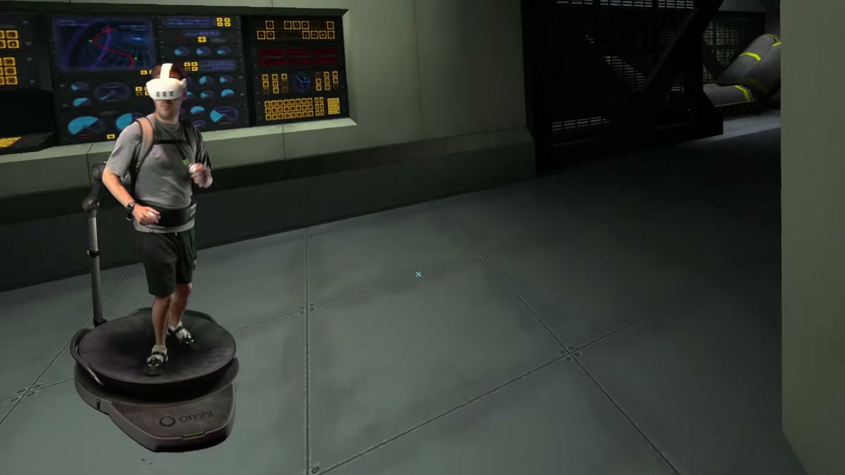 Omni One 위에서 달리며 VR 게임 속 우주선 복도를 이동하는 사용자